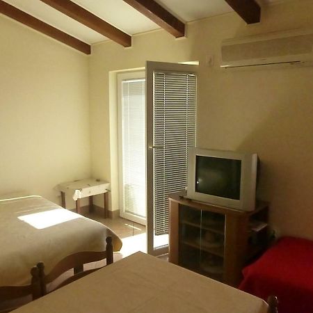 Apartments Vila Lavanda Omisalj ภายนอก รูปภาพ