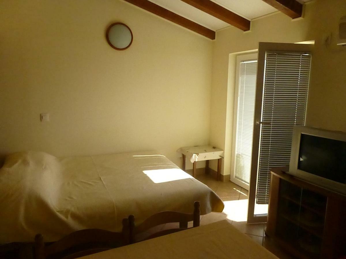 Apartments Vila Lavanda Omisalj ภายนอก รูปภาพ