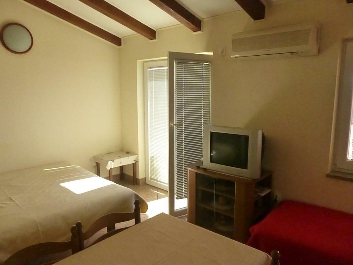Apartments Vila Lavanda Omisalj ภายนอก รูปภาพ