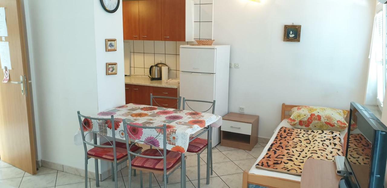 Apartments Vila Lavanda Omisalj ภายนอก รูปภาพ
